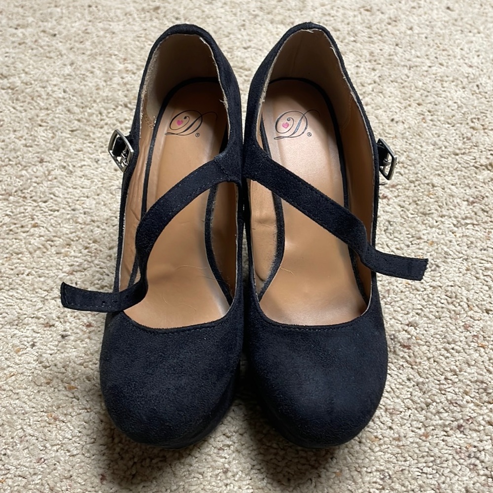 Black wedge/heels babydoll shoes.